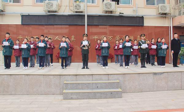 10、党支部副书记宋琪、副校长徐光辉、教务处主任吴元军为年级学习标兵颁奖 10、党支部副书记宋琪、副校长徐光辉、教务处主任吴元军为年级学习标兵颁奖